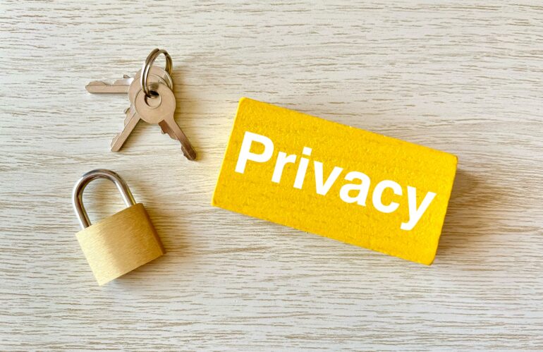 Google口コミに顔写真・個人情報が掲載されてしまったら｜情報化学研究所が解説